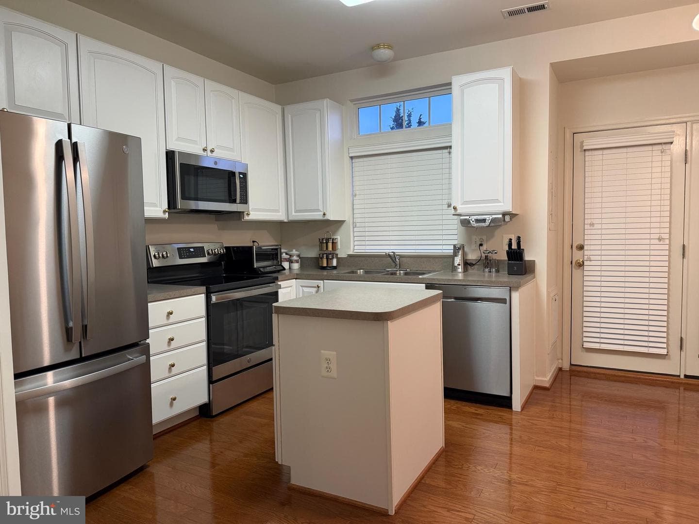 9846 Maitland Loop photo 8