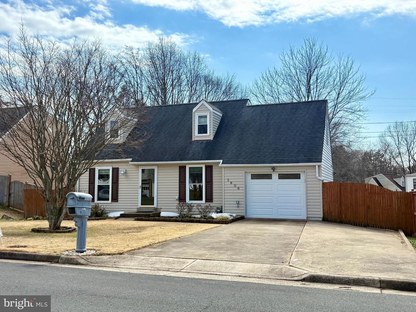 5606 Roundtree Drive photo 1