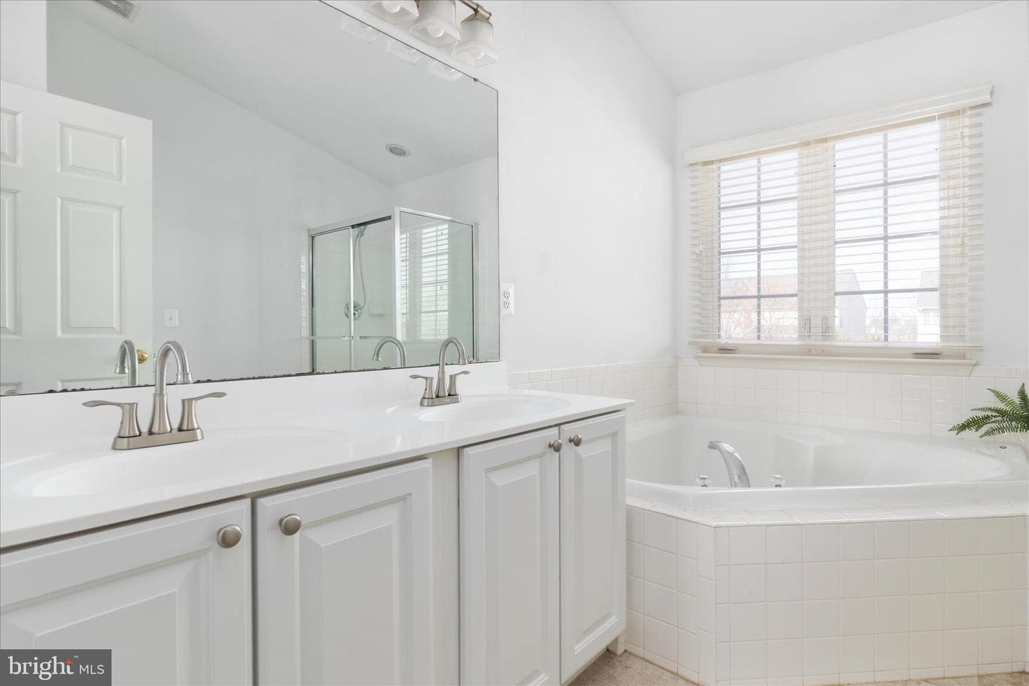 18009 Densworth Mews photo 20