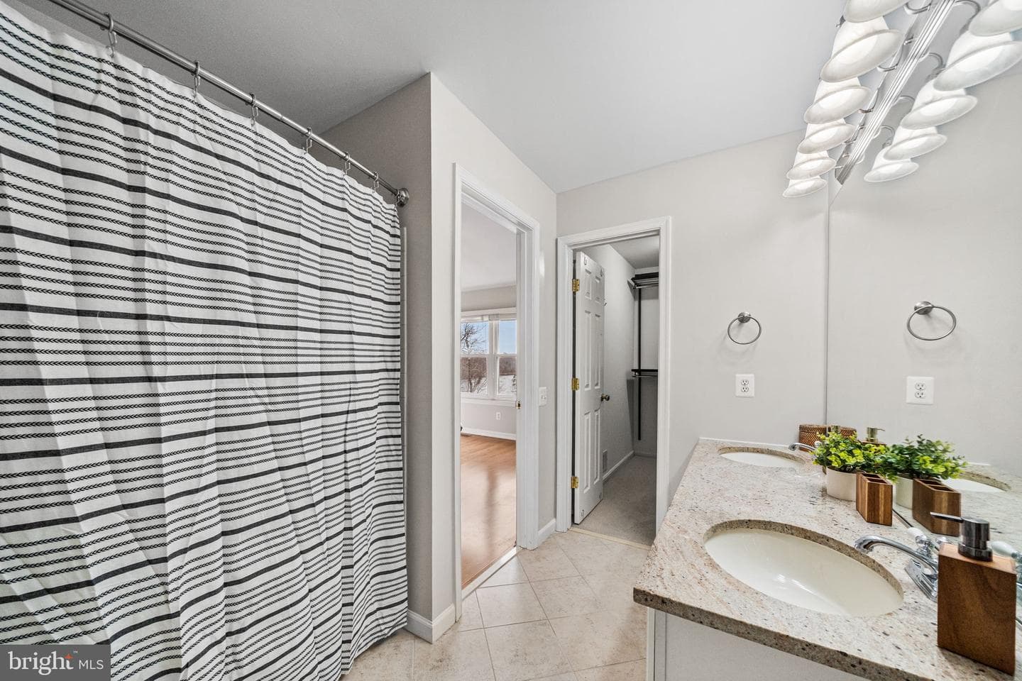 11525 Bertram Street photo 37