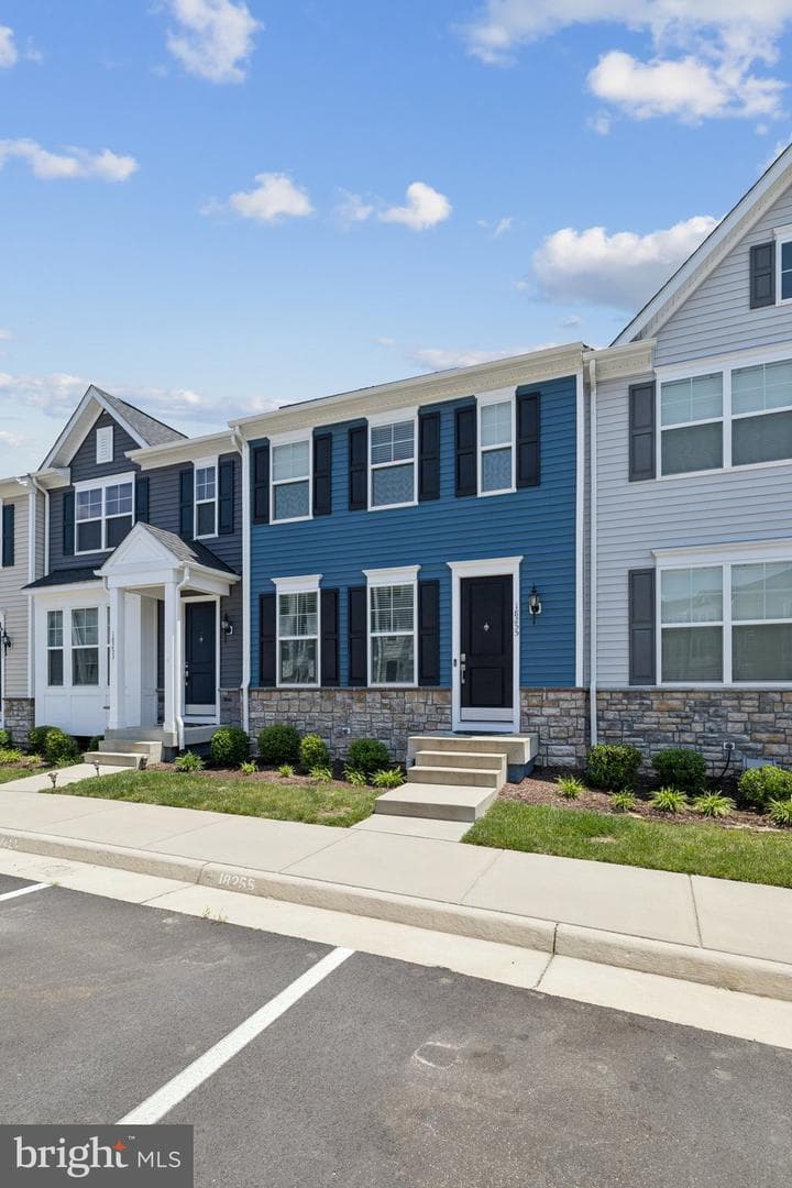 18255 Summit Pointe Drive, Triangle