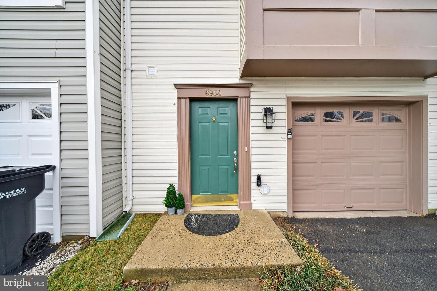 6934 Village Stream Place photo 2