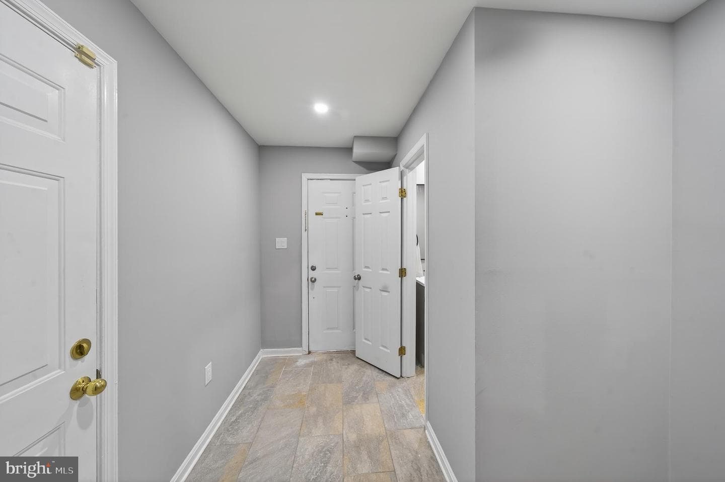 6934 Village Stream Place photo 4