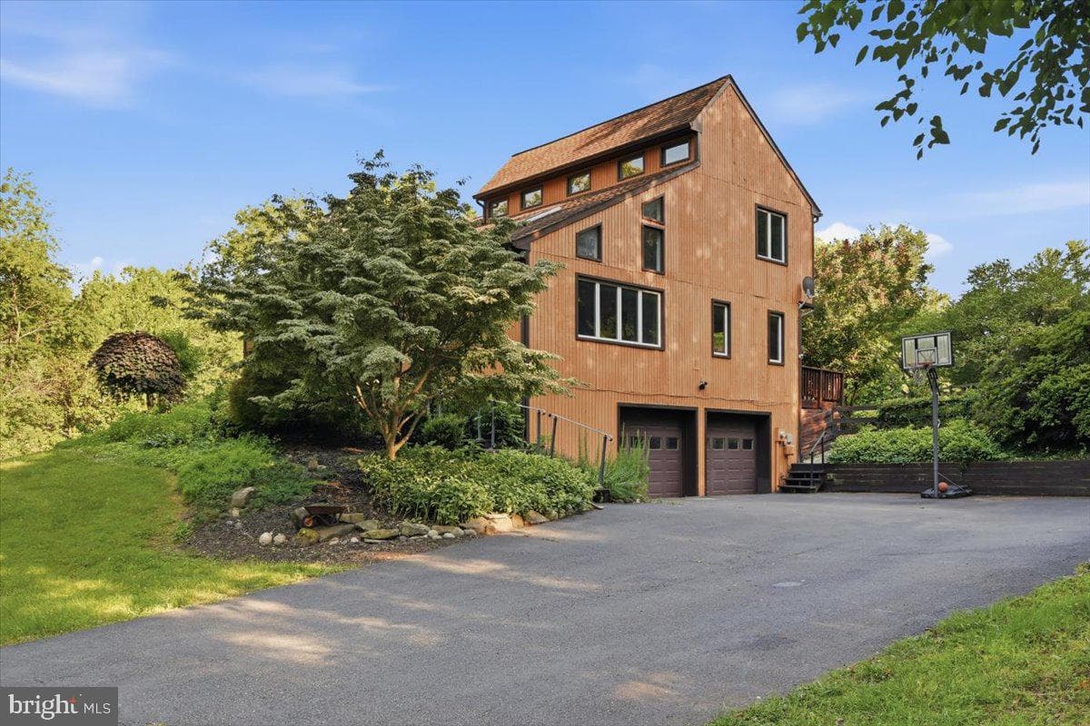 4366 Stepney Drive photo 3