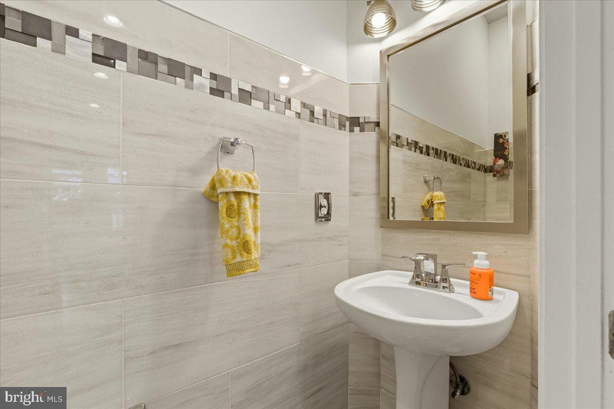 16216 Radburn Street photo 22