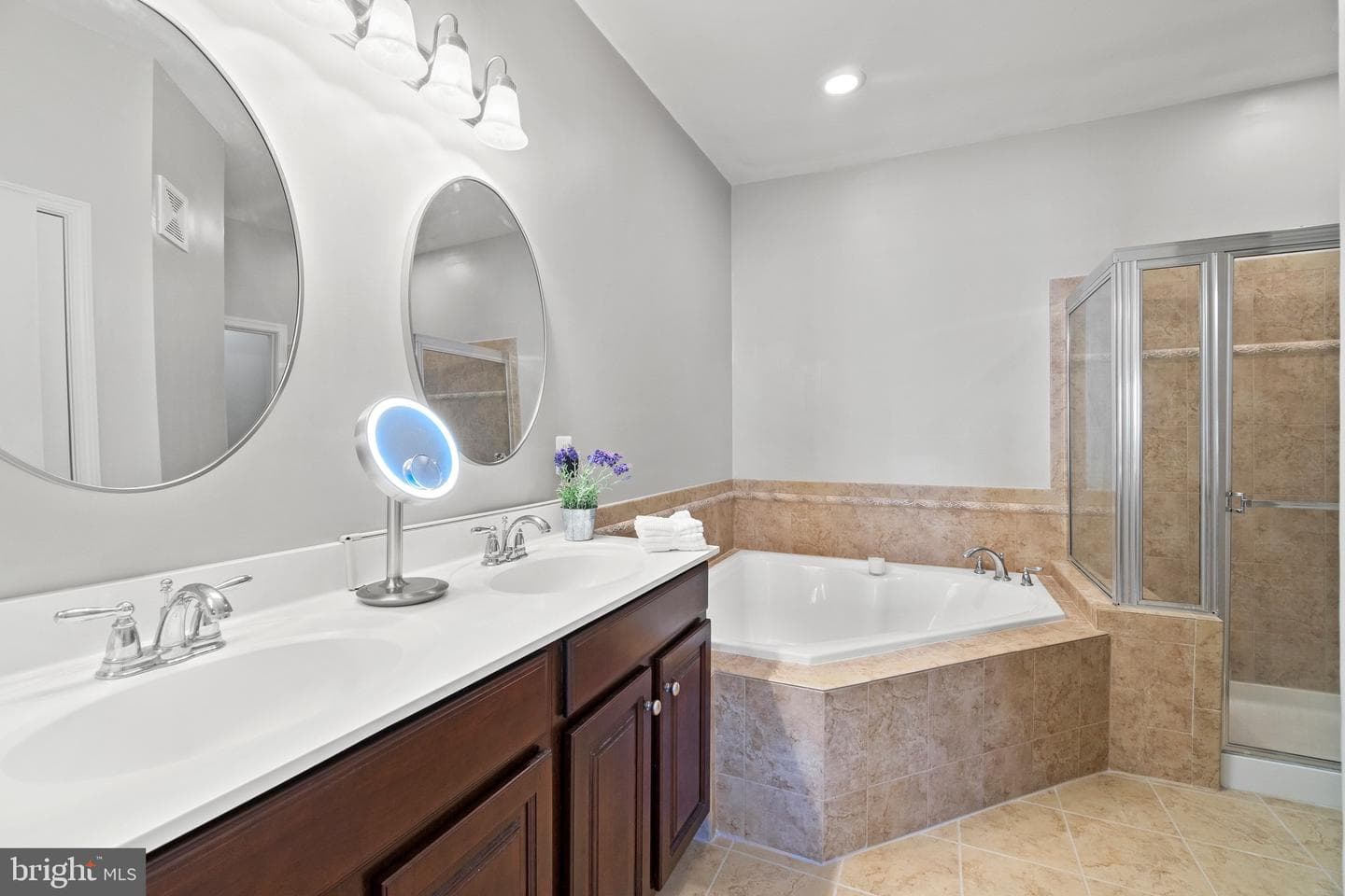 2511 Eastbourne Drive photo 14