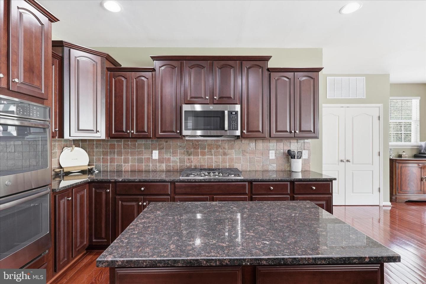 16603 Space More Circle photo 12