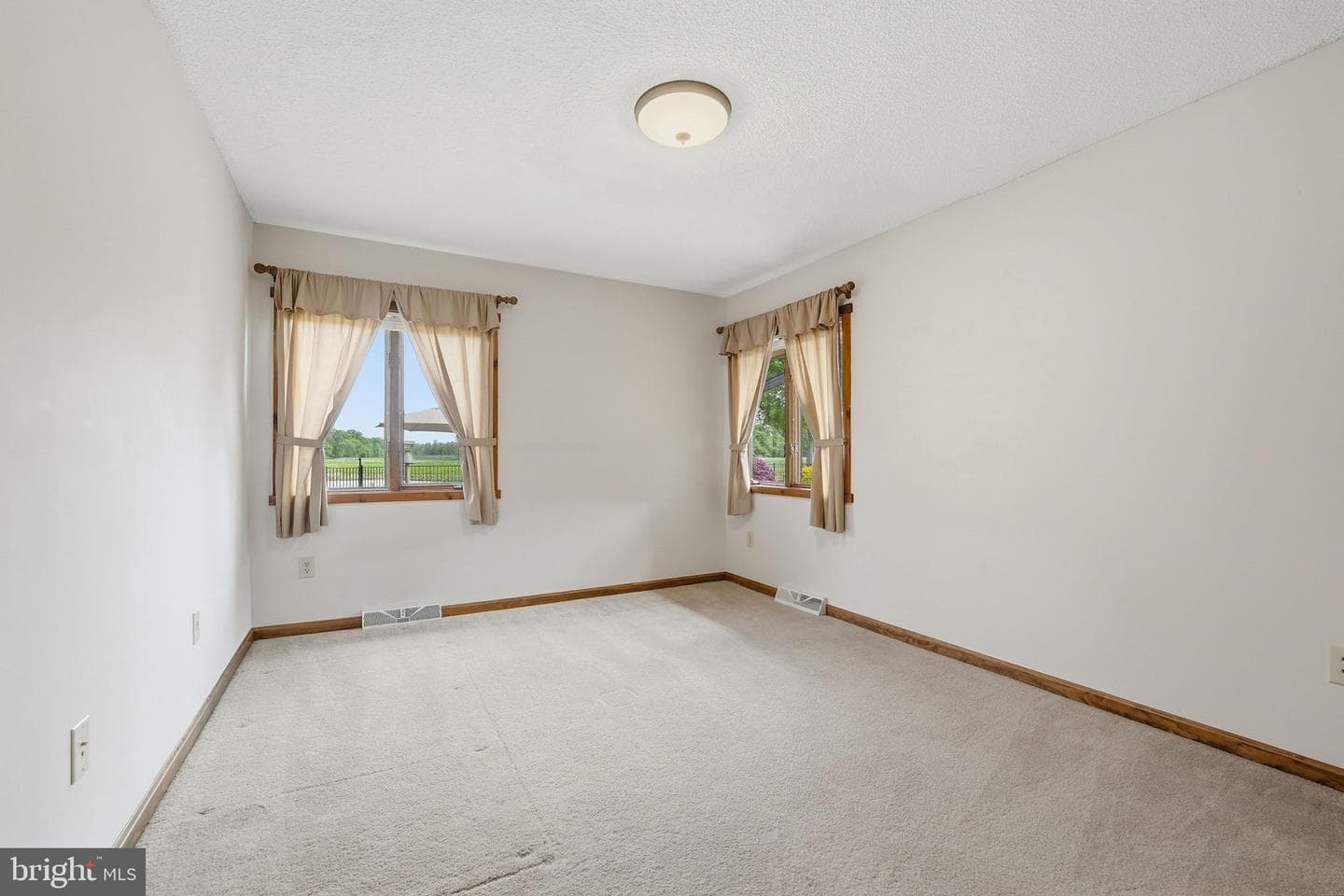 908 Bay Street photo 34
