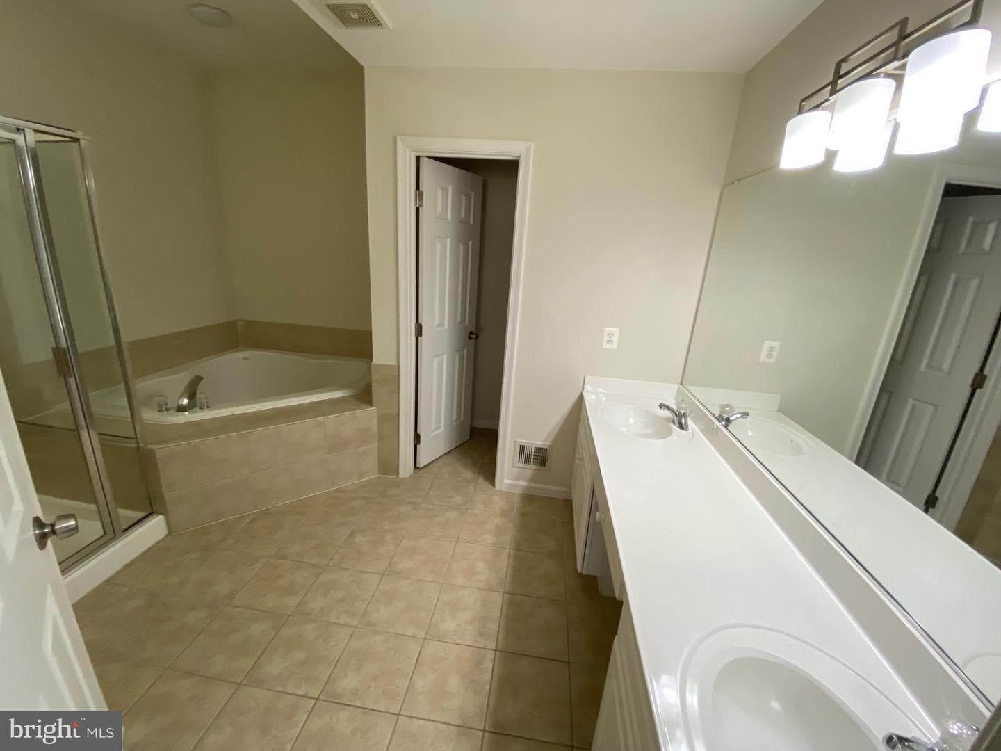 13822 Custis Square photo 11