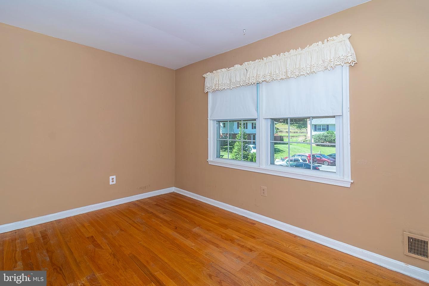13019 Amesbury Street photo 12