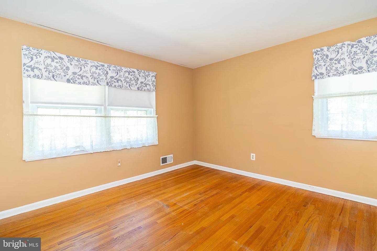 13019 Amesbury Street photo 15