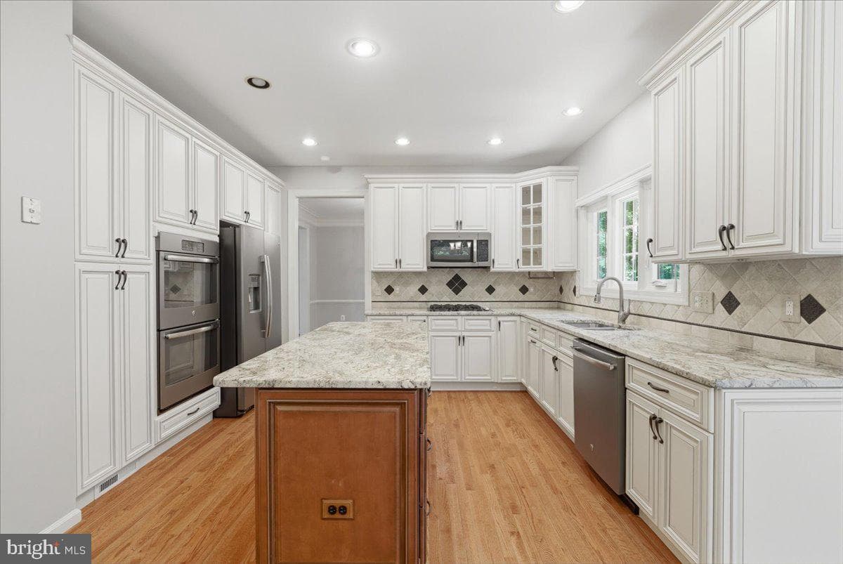 7818 Meadowgate Drive photo 9