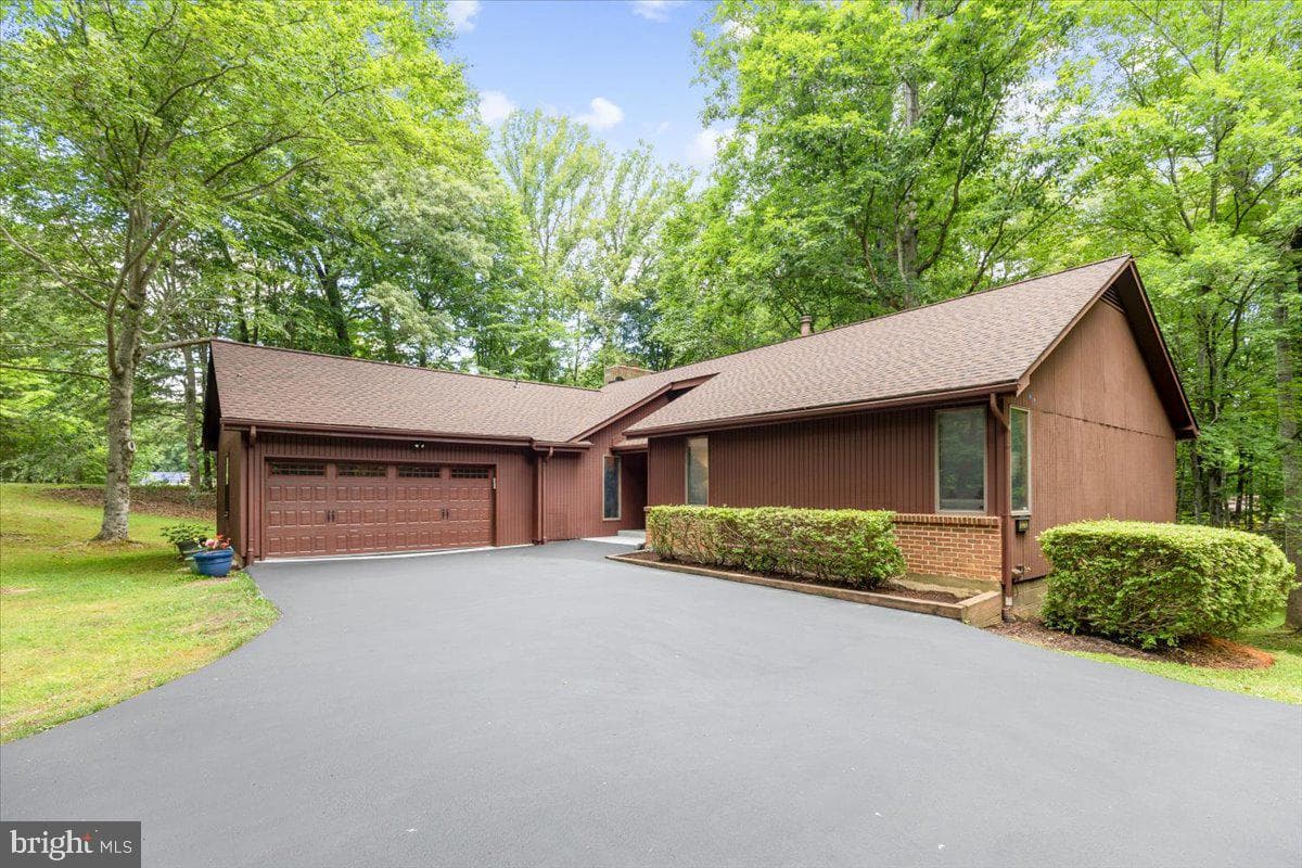 12212 Woodlark Court, Manassas
