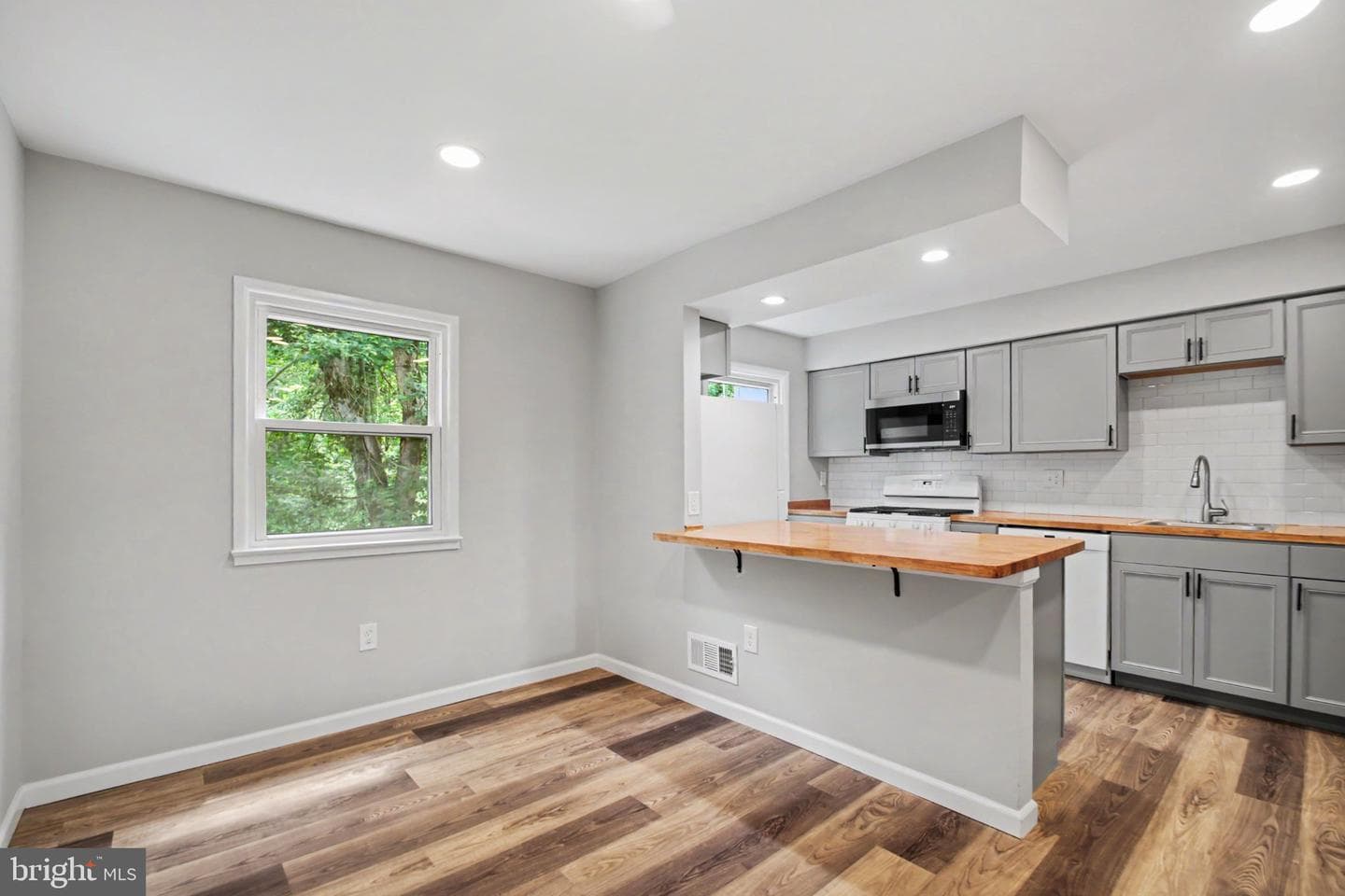 14658 Bakersfield Street photo 3