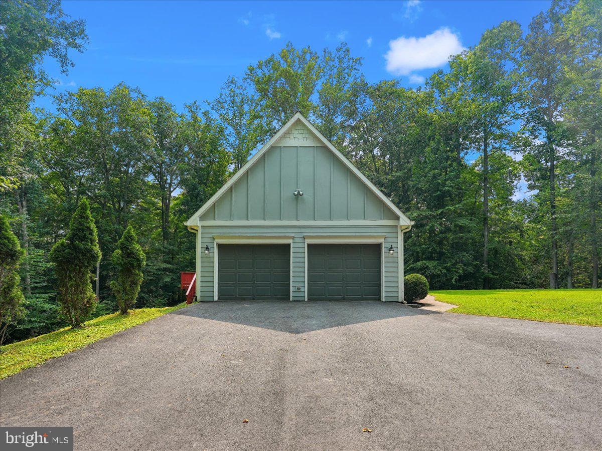 8253 Honeysuckle Road photo 5