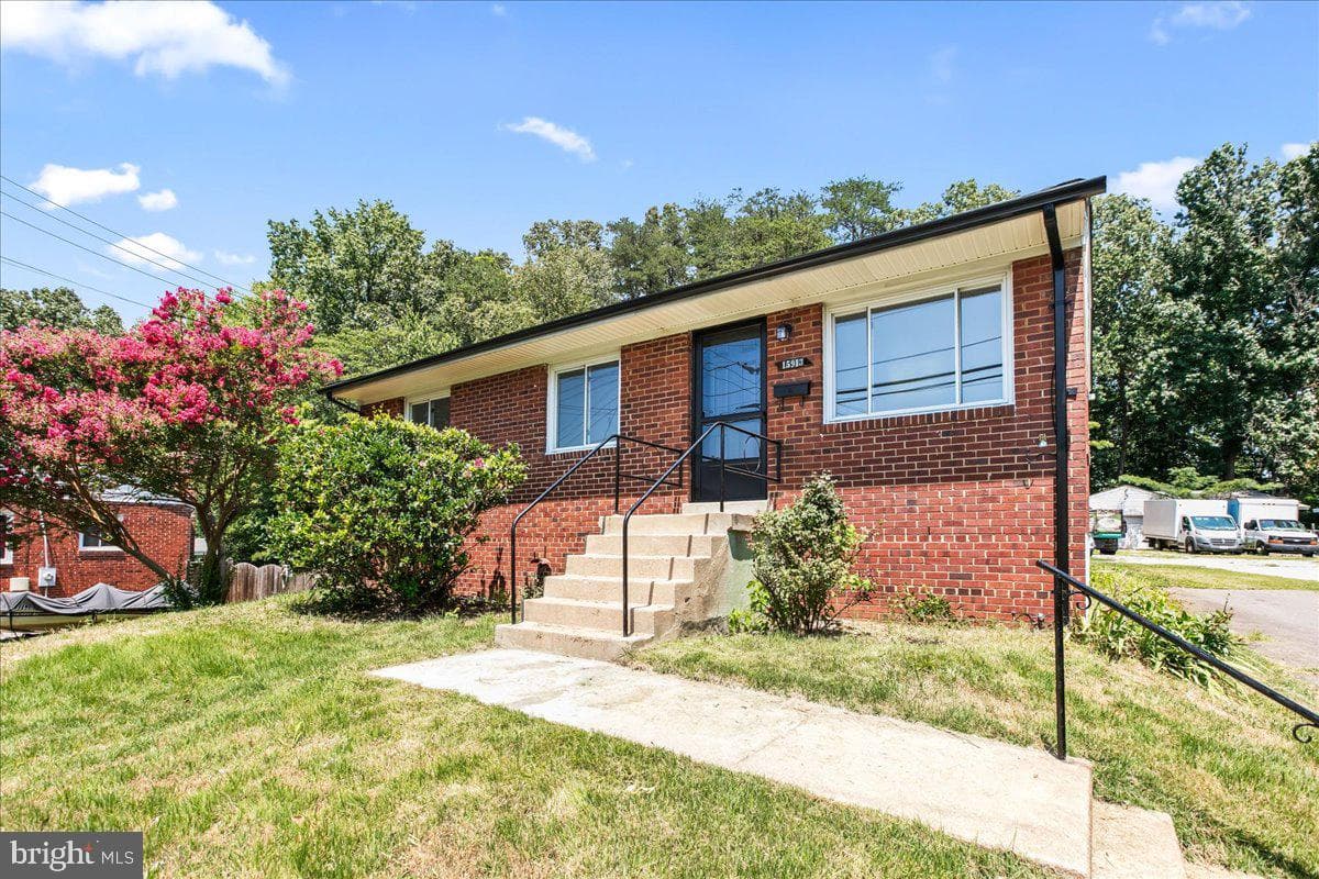 15913 Crest Drive photo 2