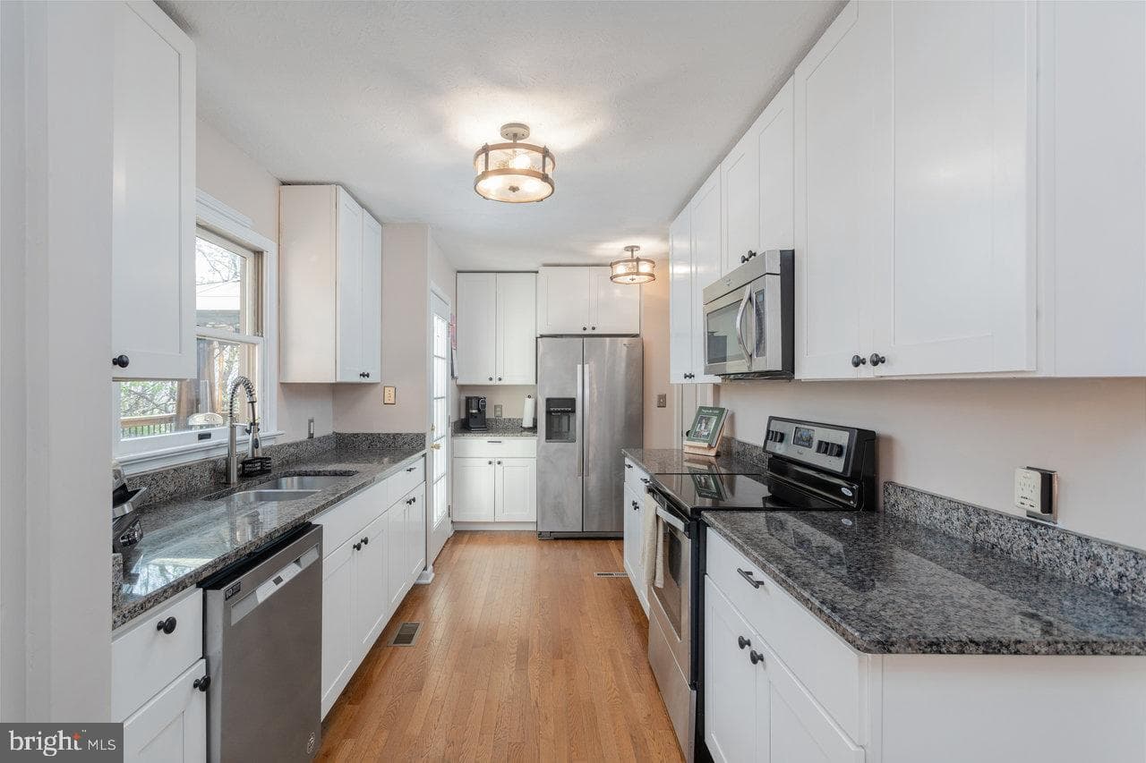 588 Flower Drive photo 5