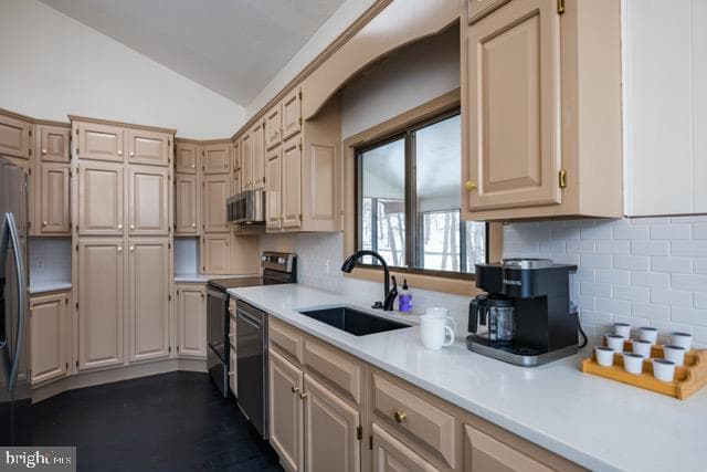 207 Vancouver Court photo 77