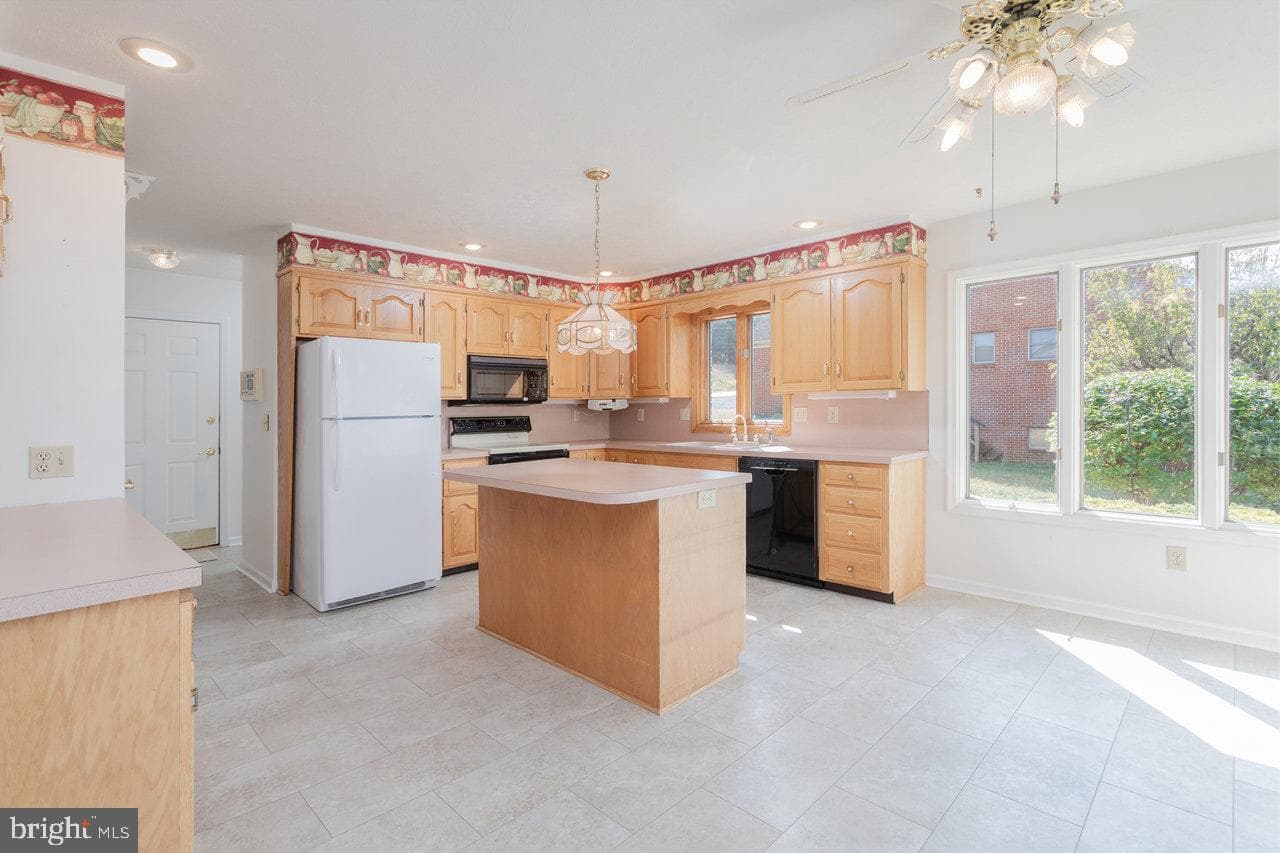 624 Erickson Avenue photo 30