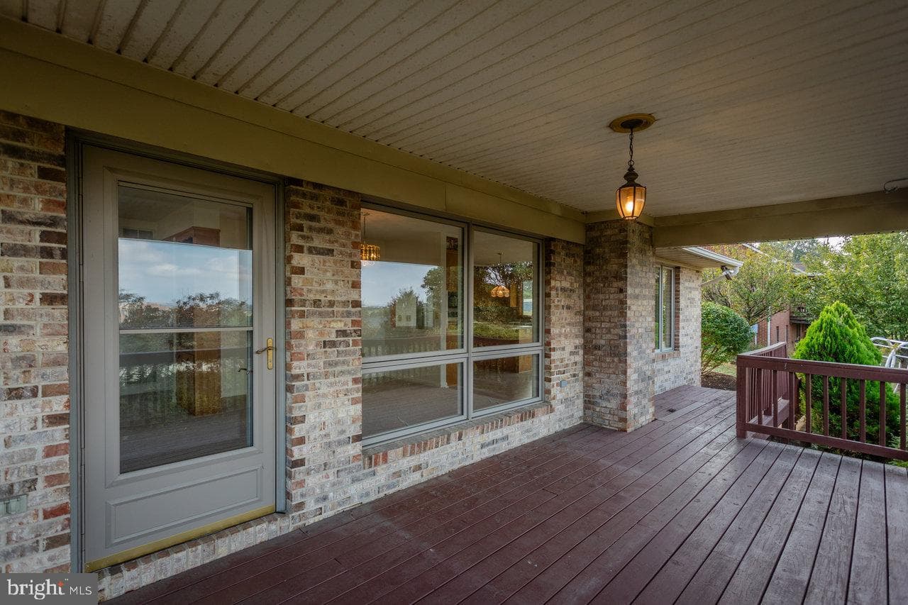 624 Erickson Avenue photo 90