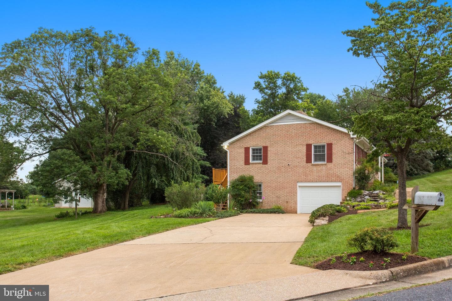 206 Belmont photo 27