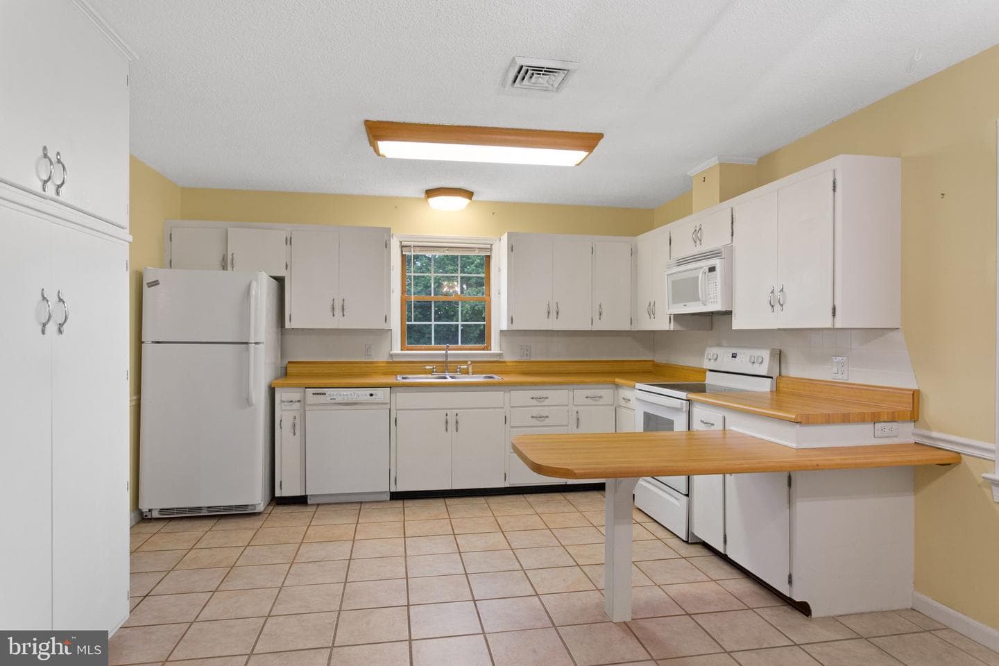 206 Belmont photo 6