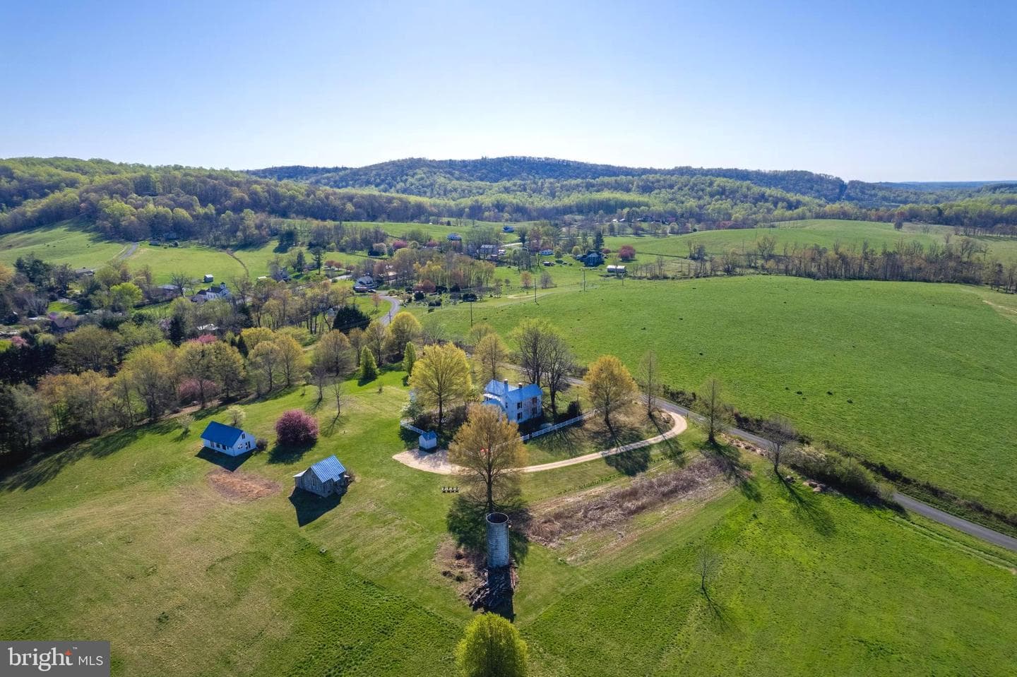 873 Hawlin Road photo 3