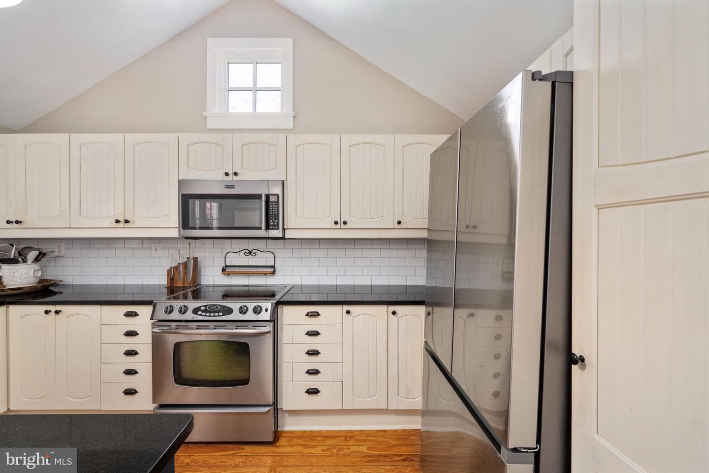 560 Richmond Road photo 17