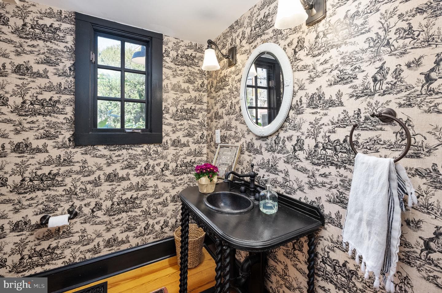 560 Richmond Road photo 33