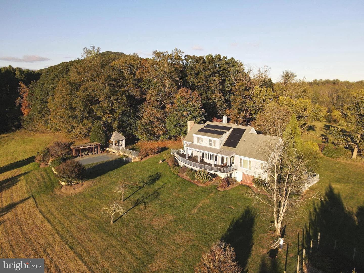 643 Richmond Road photo 2