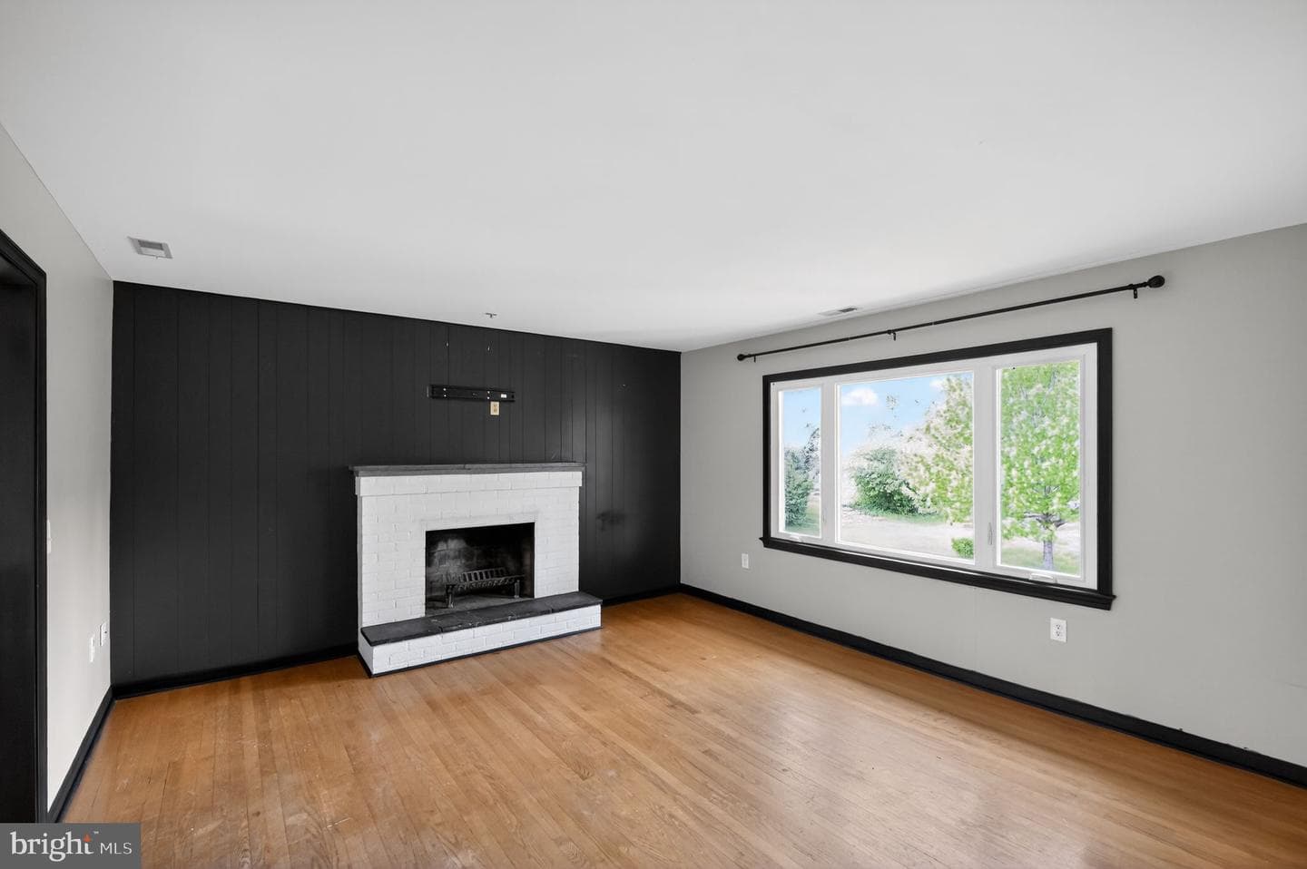 512 Round Hill Road photo 2