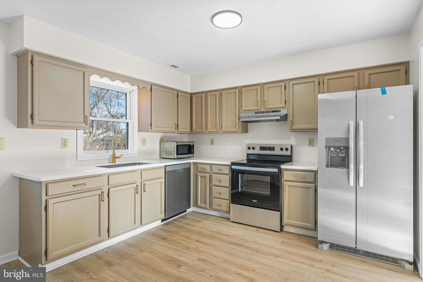 328 Monument Drive photo 16