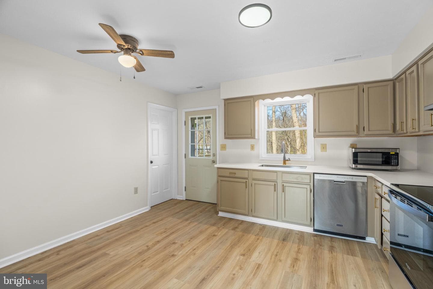 328 Monument Drive photo 17