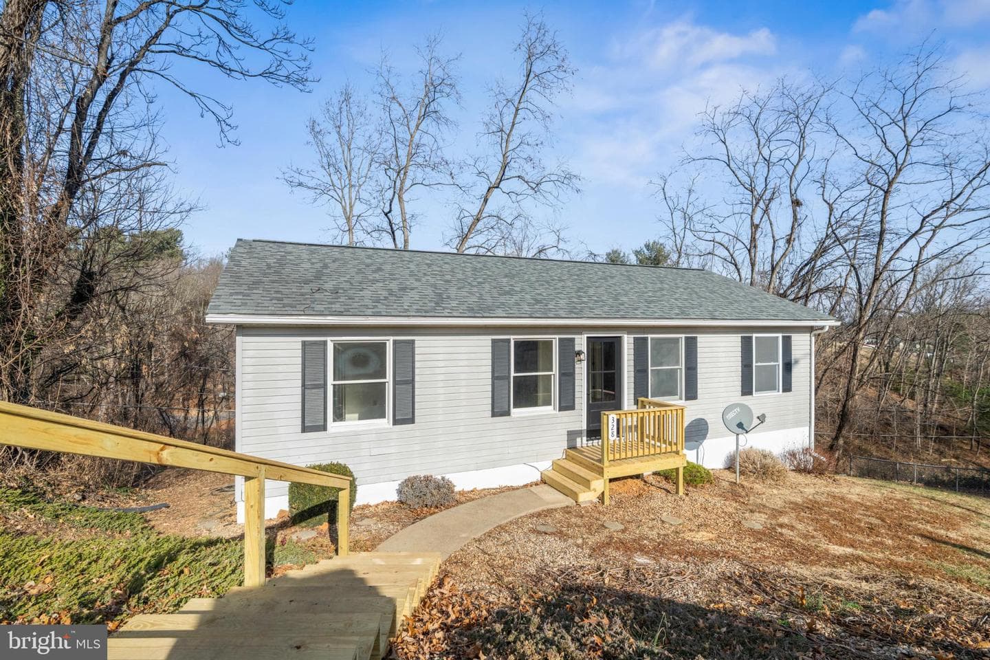 328 Monument Drive photo 3