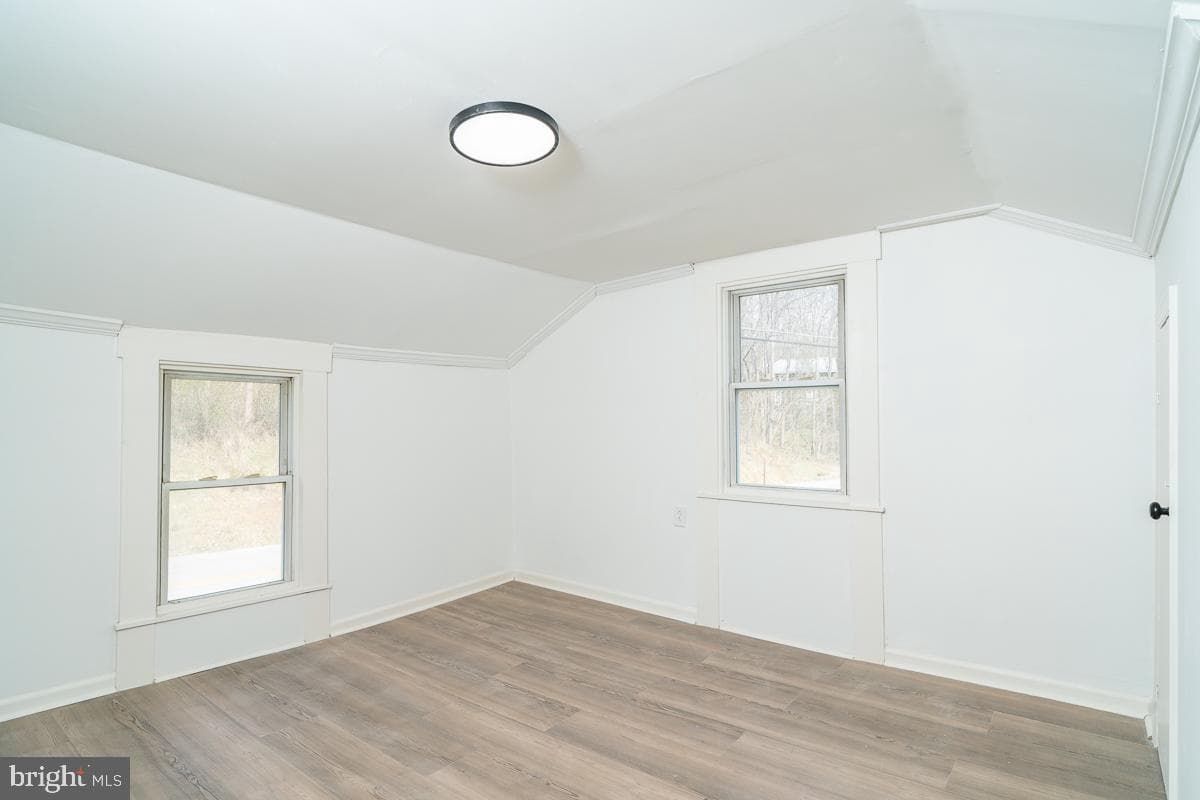 537 Straith Street photo 14
