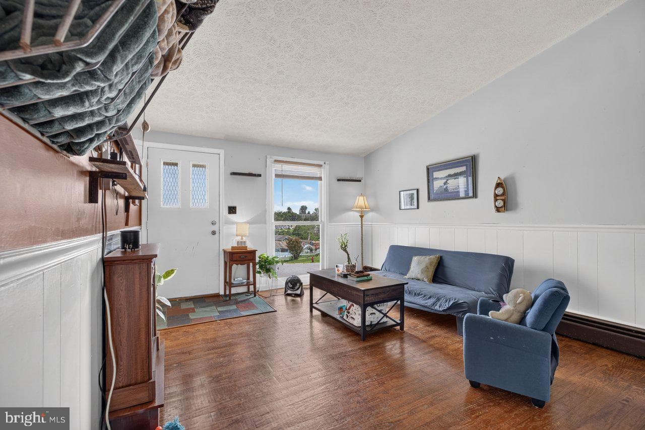 2397 Highview Circle photo 4