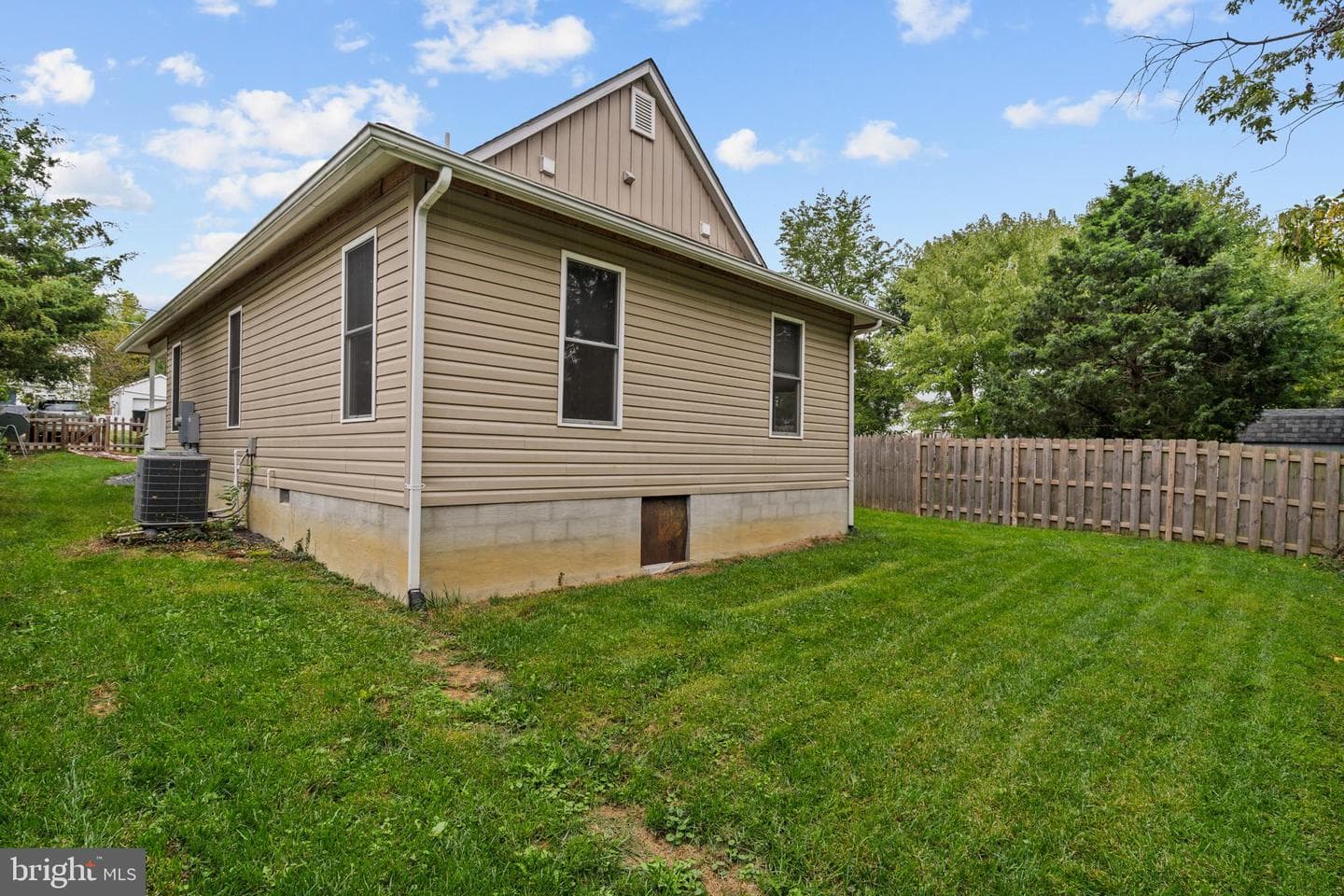 465 Ash Street photo 28