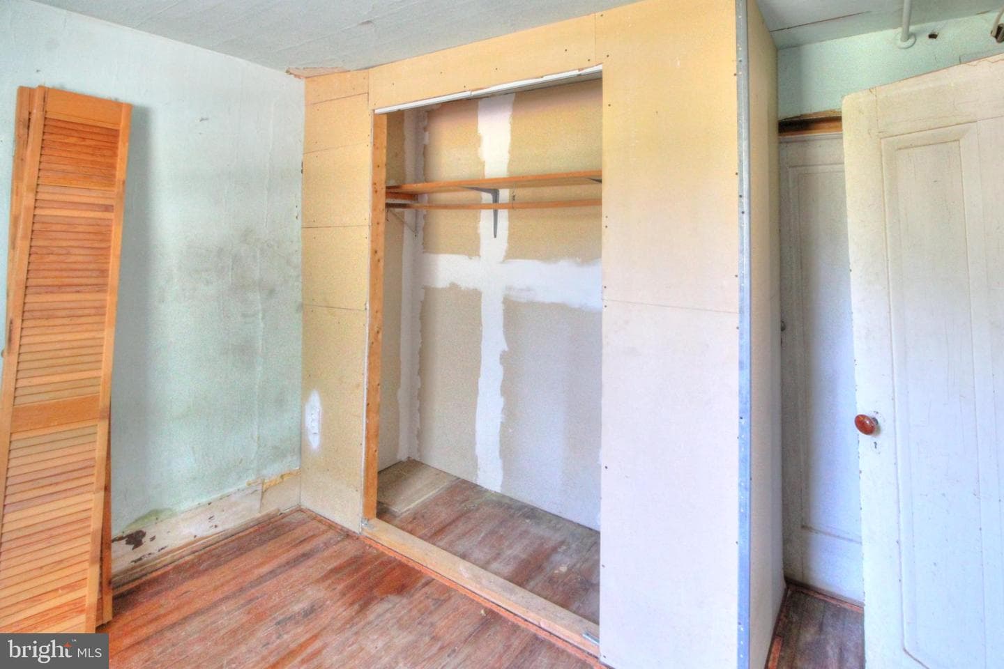 361 E Queen Street photo 16