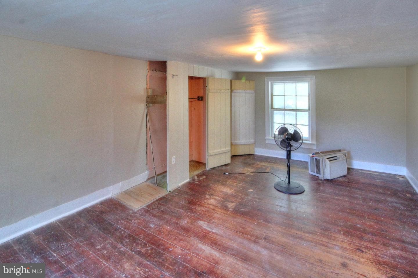 361 E Queen Street photo 19