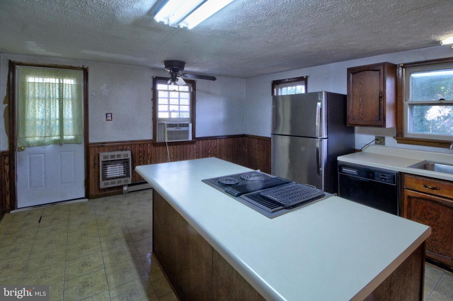 361 E Queen Street photo 6