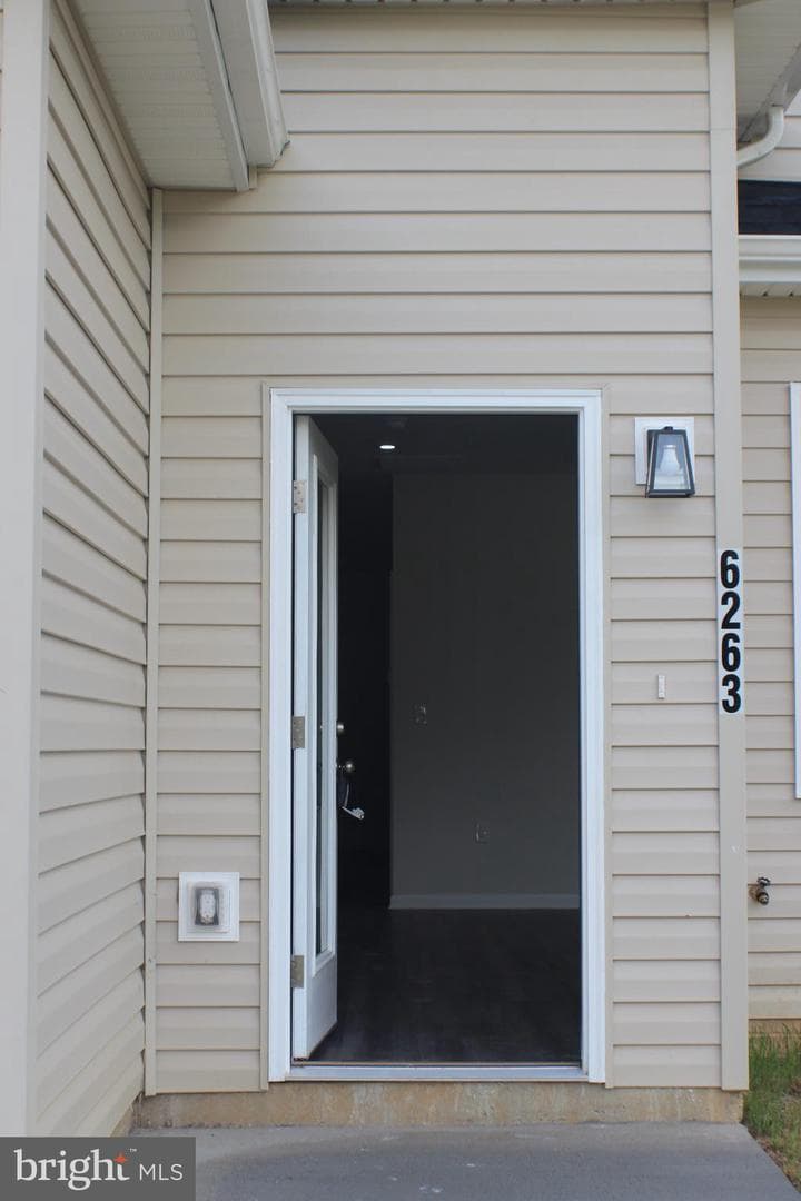 6263 Truxton Court photo 4