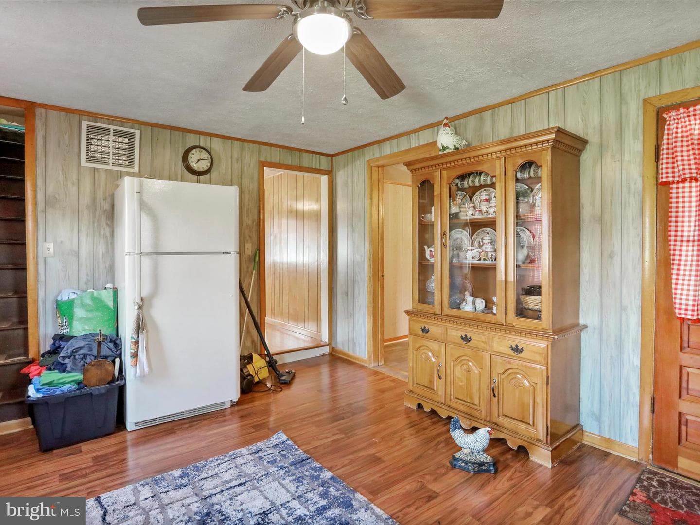 1593 Hahns Lane photo 25