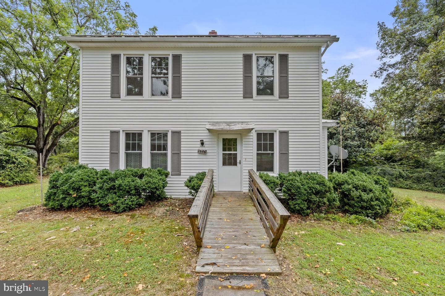 1676 Lakeview Drive photo 2