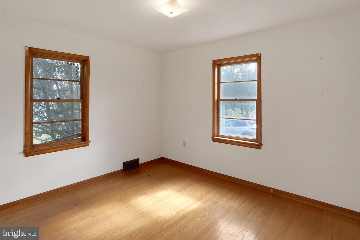 335 Royal Avenue photo 14