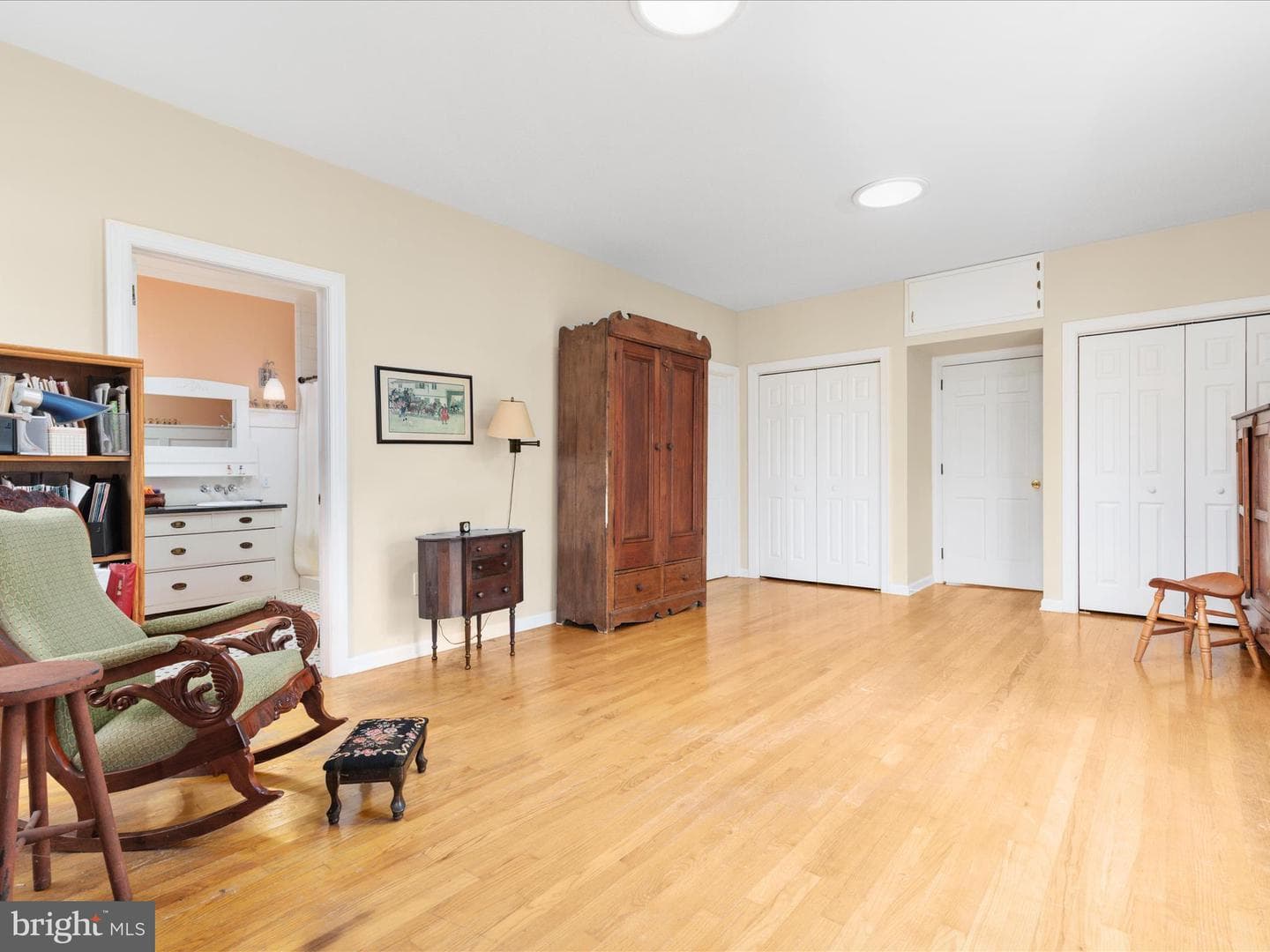 517 W Locust Street photo 20