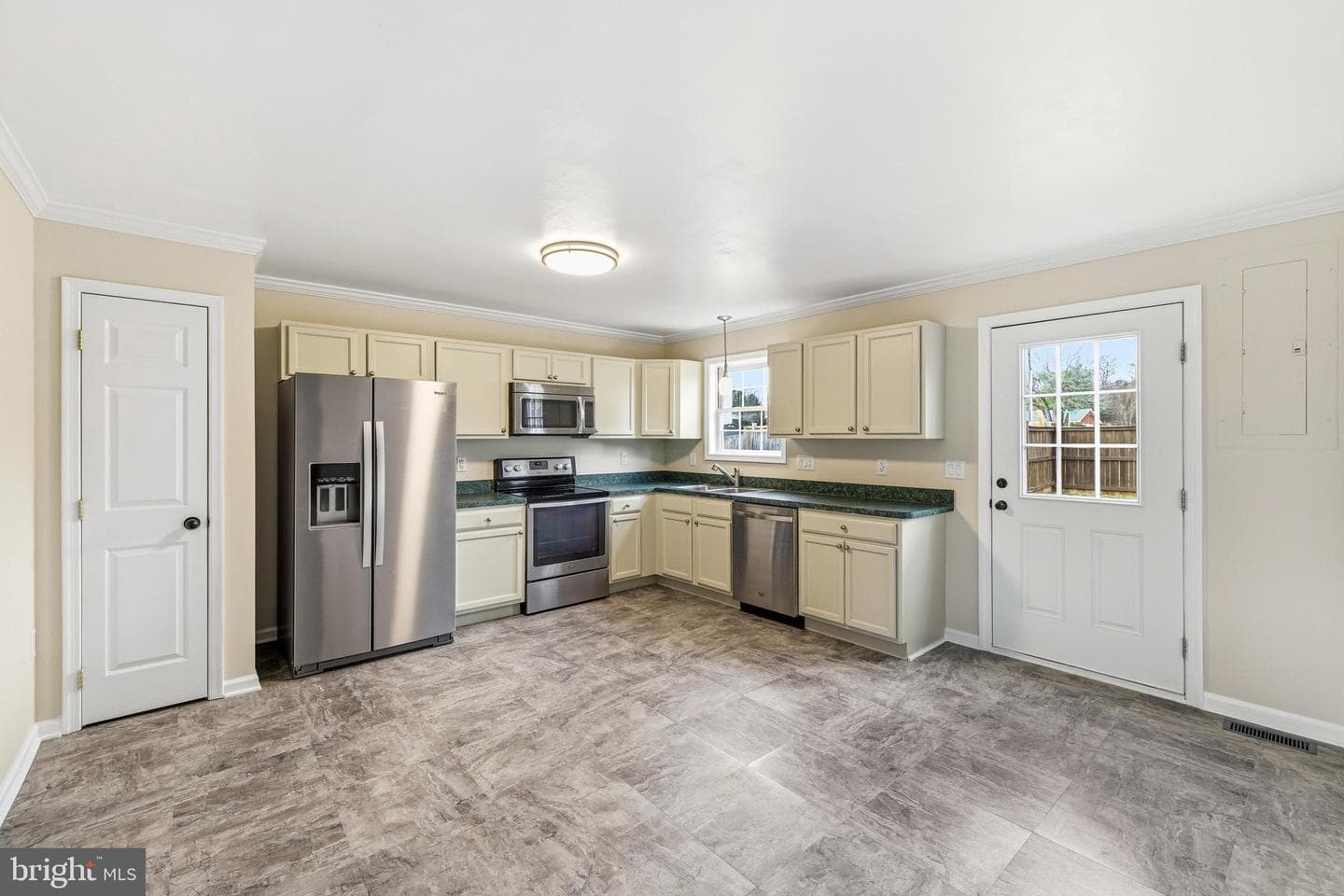 102 Kadies Lane photo 2