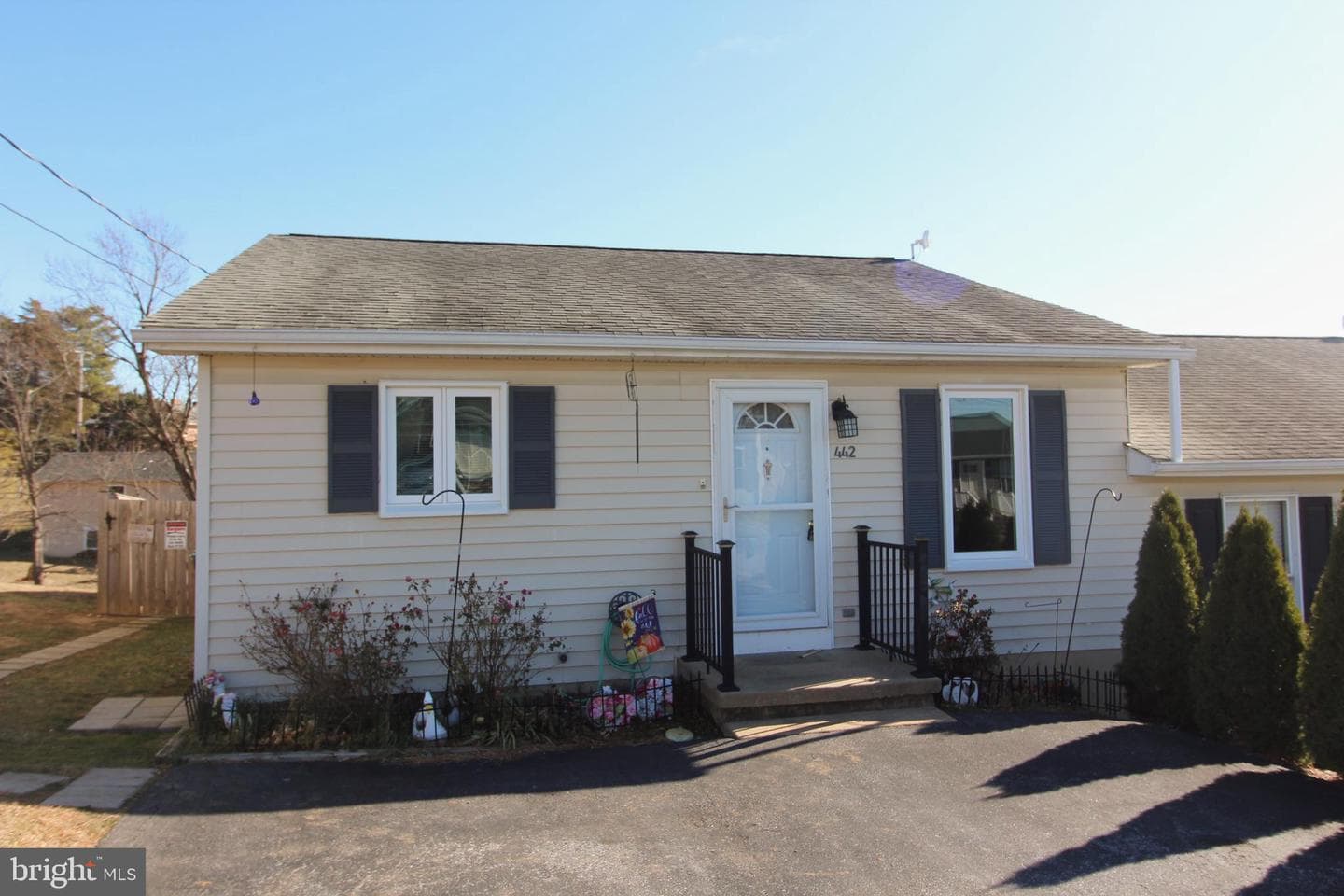 442 Pleasant View Drive photo 1