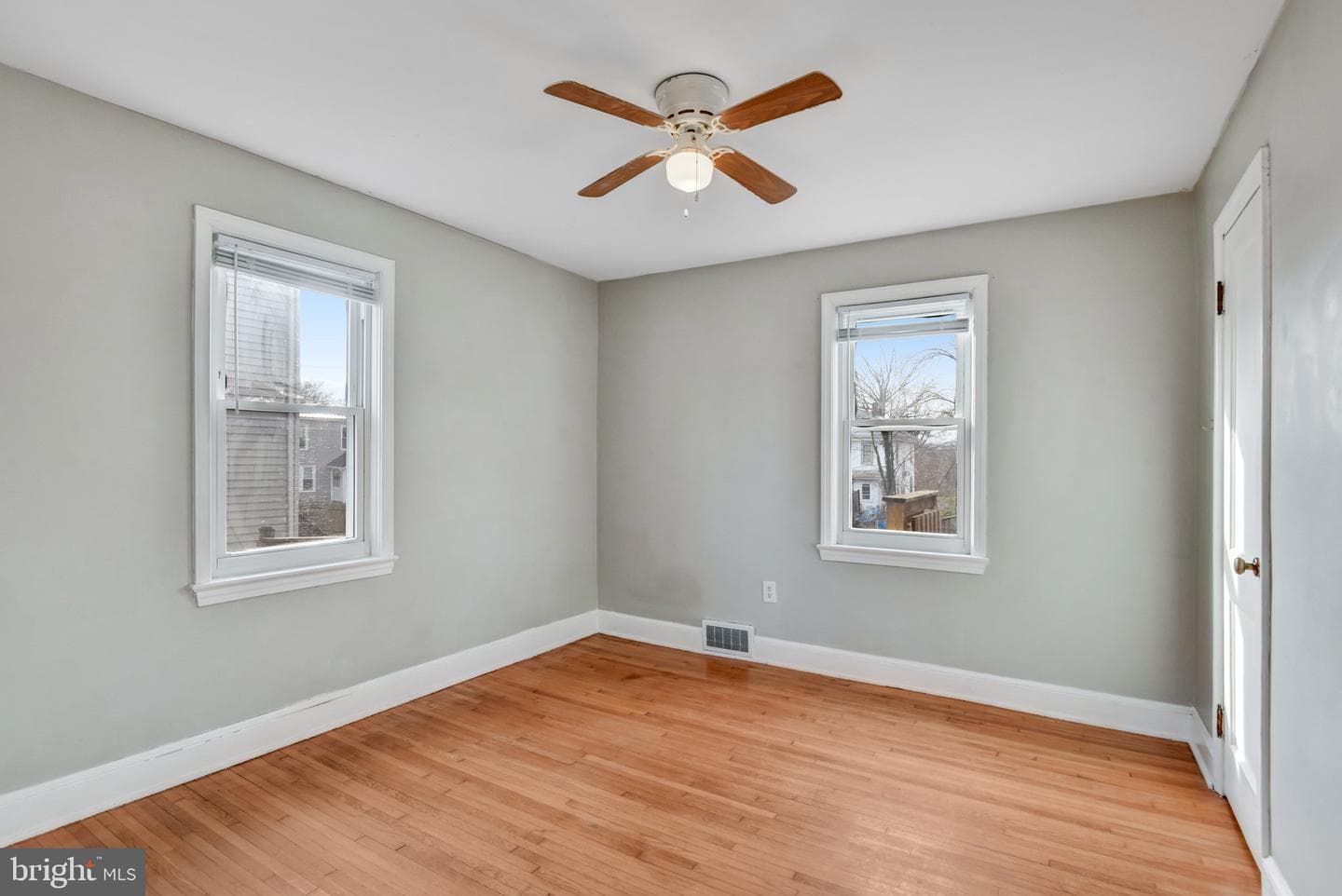 517 W King Street photo 11
