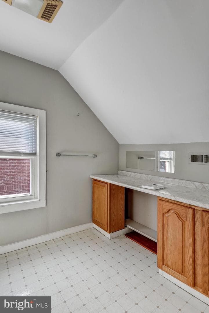 517 W King Street photo 21