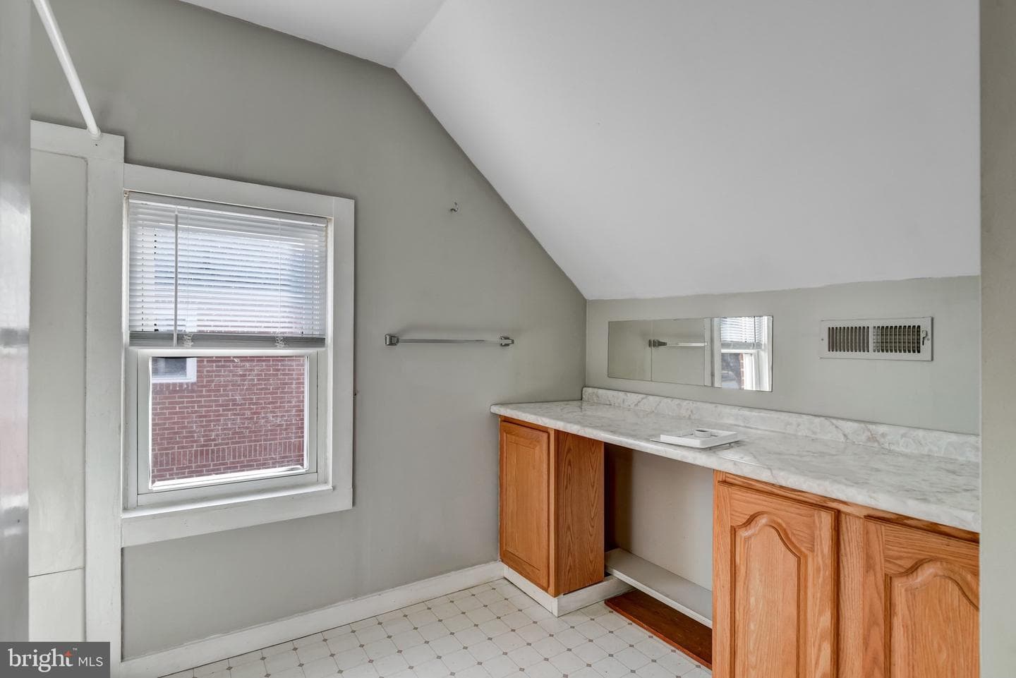 517 W King Street photo 22